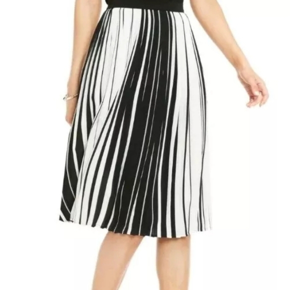 Vince Camuto Womens Black And White Lightweight Knee Length Skirt Pleated Size 2 - Picture 1 of 9